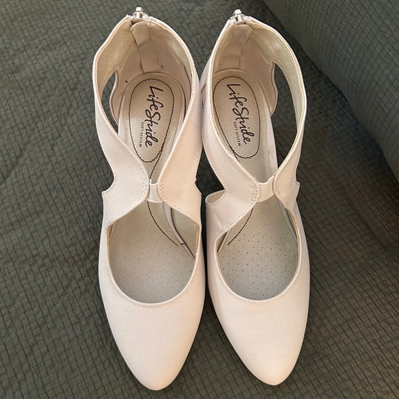 New LifeStride Giovanna 2 Almond Microfiber Women's Heels Size 7.5M Cream Pumps - Picture 12 of 16